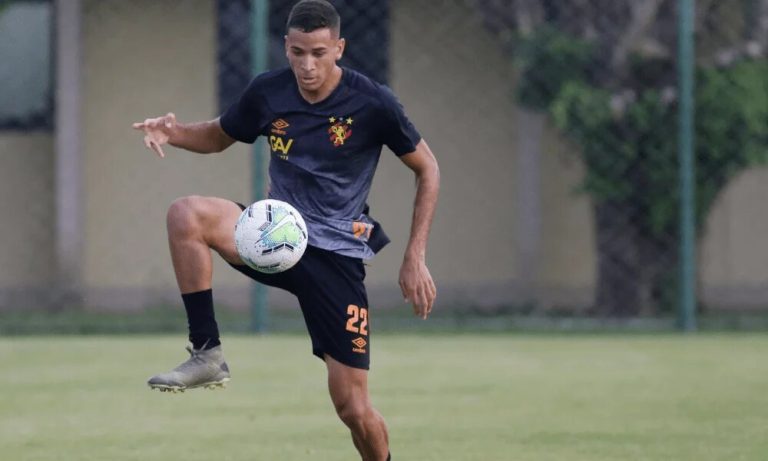 Vila Nova acerta a contratação do lateral-direito Elias, do futebol paulista