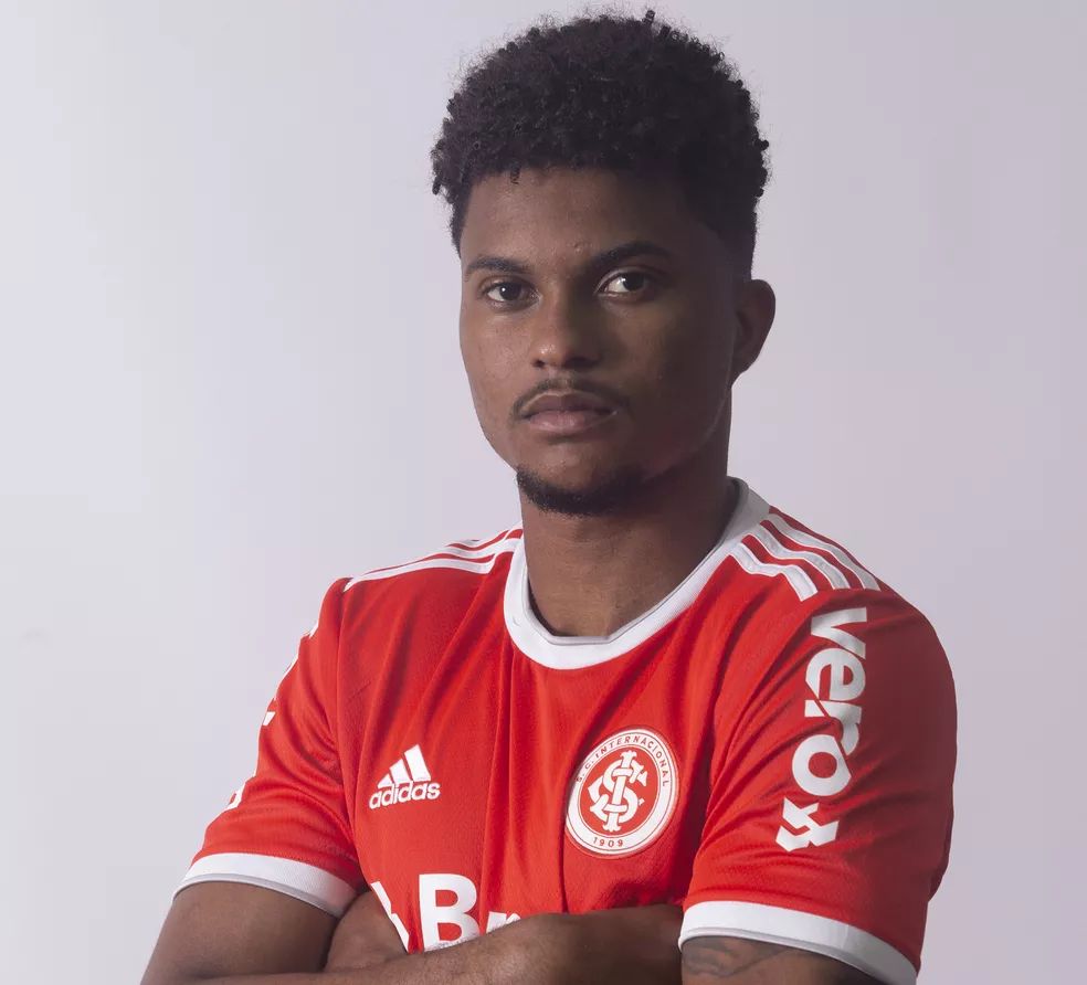Zagueiro Lucas Ribeiro, aguarda aprovação nos exames médicos para ser anunciado como mais novo reforço do Goiás para a Série B.