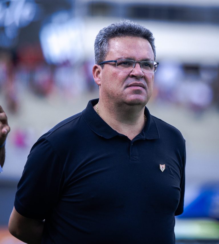 Adson Batista na beira do gramado 2024