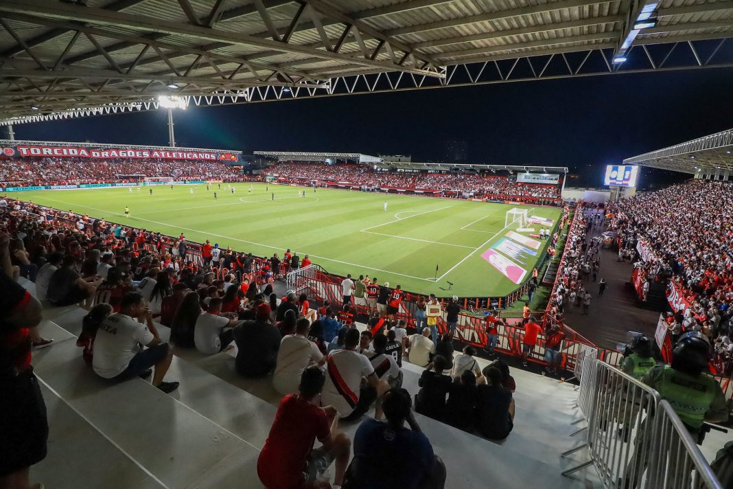 Estádio Antônio Accioly lotado em 2024 na Série A