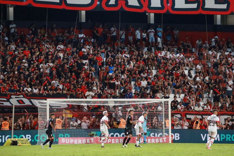 Torcedores do Atlético Goianiense no estádio Antônio Accioly