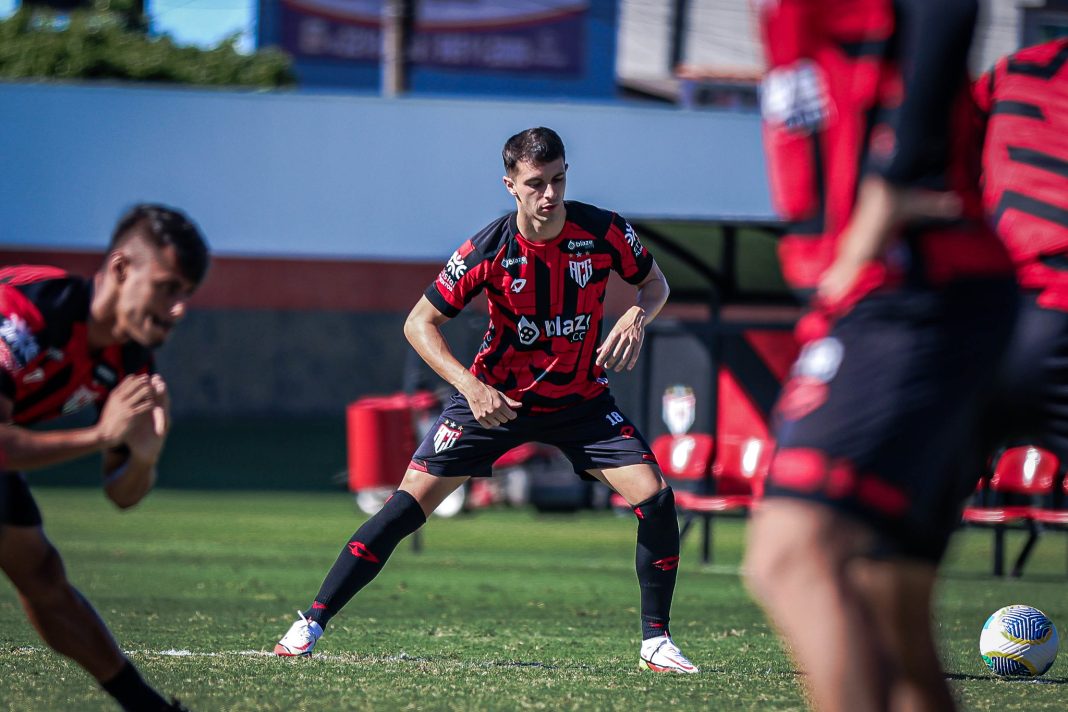 Shaylon aquecendo no CT do Dragão