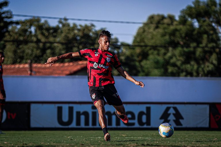 Gabriel Barros treinando no CT do Dragão