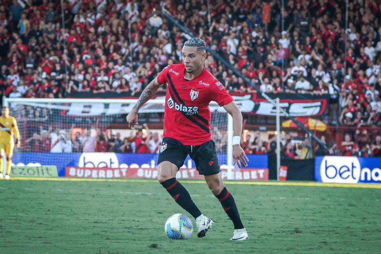 Luiz Fernando em ação contra o Cruzeiro