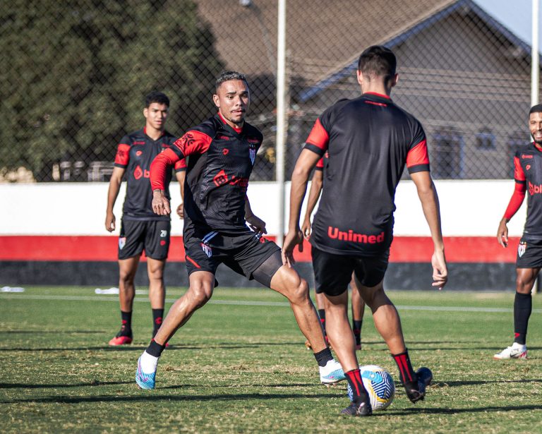 Luiz Fernando na roda de bobinho no CT do Dragão