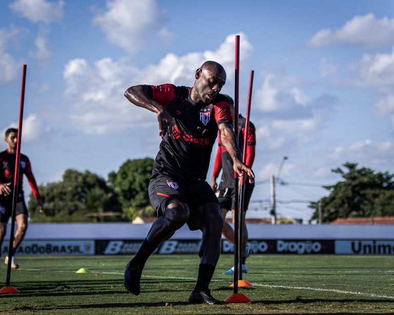 Vagner Love treinando no CT do Dragão