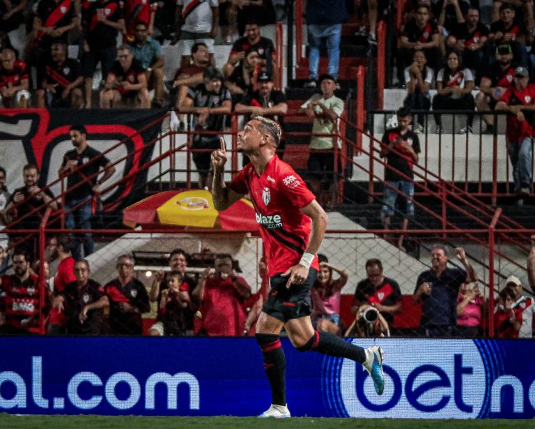Luiz Fernando comemorando gol contra o Brusque