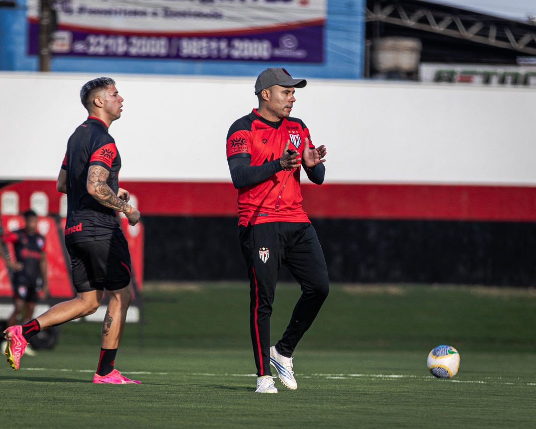 Jair Ventura aplaudindo atividade em treino