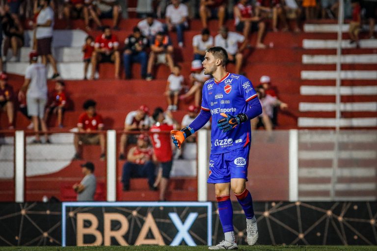 Vila Nova sofreu 17 gols nos últimos 6 jogos e passa pelo pior momento defensivo do ano