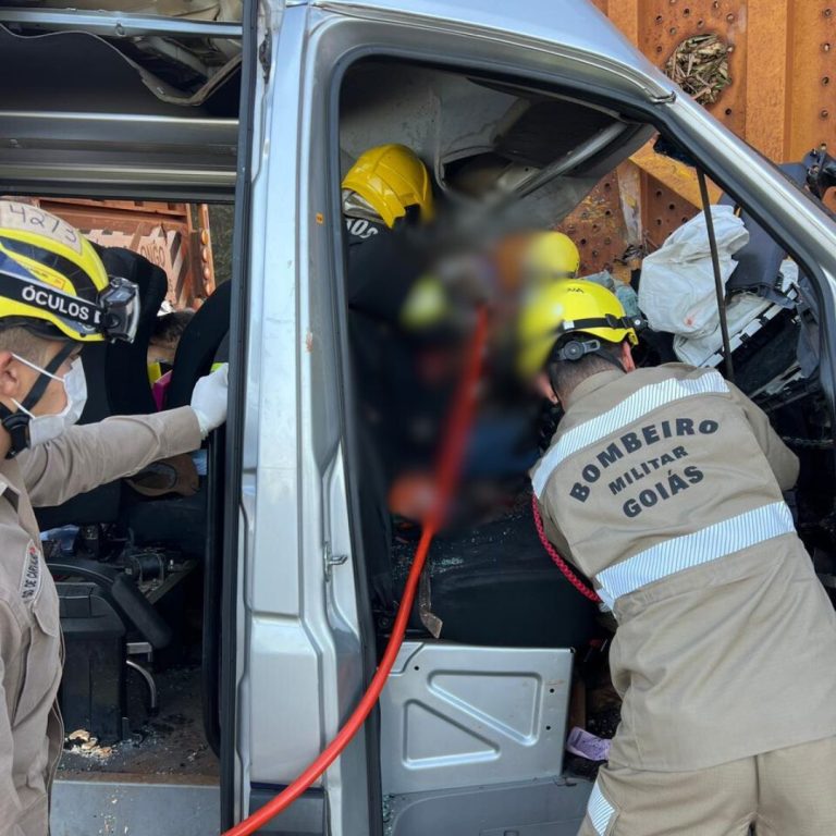 ACIDENTE ENTRE VEÍCULOS DE GRANDE PORTE DEIXA AO MENOS QUATRO MORTOS