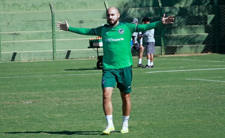 O meia Régis, enfim estreará com a camisa do Goiás no clássico contra o Goiás.