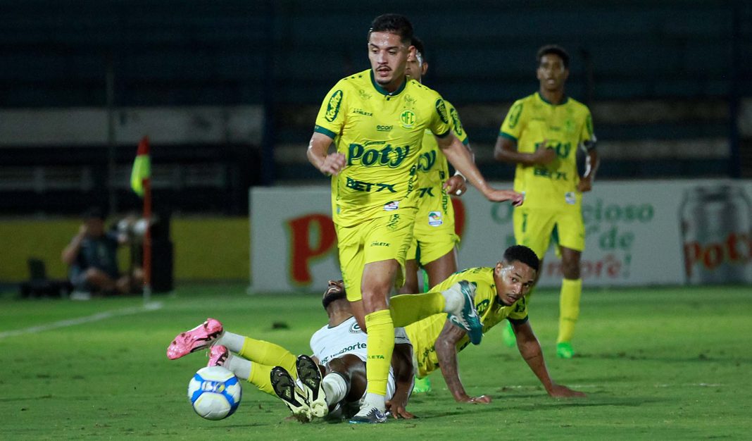 Jogadores do Mirassol conseguem a recuperação da bola após falta de Fernandinho que acabou sendo expulso.