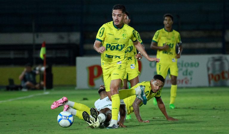Jogadores do Mirassol conseguem a recuperação da bola após falta de Fernandinho que acabou sendo expulso.