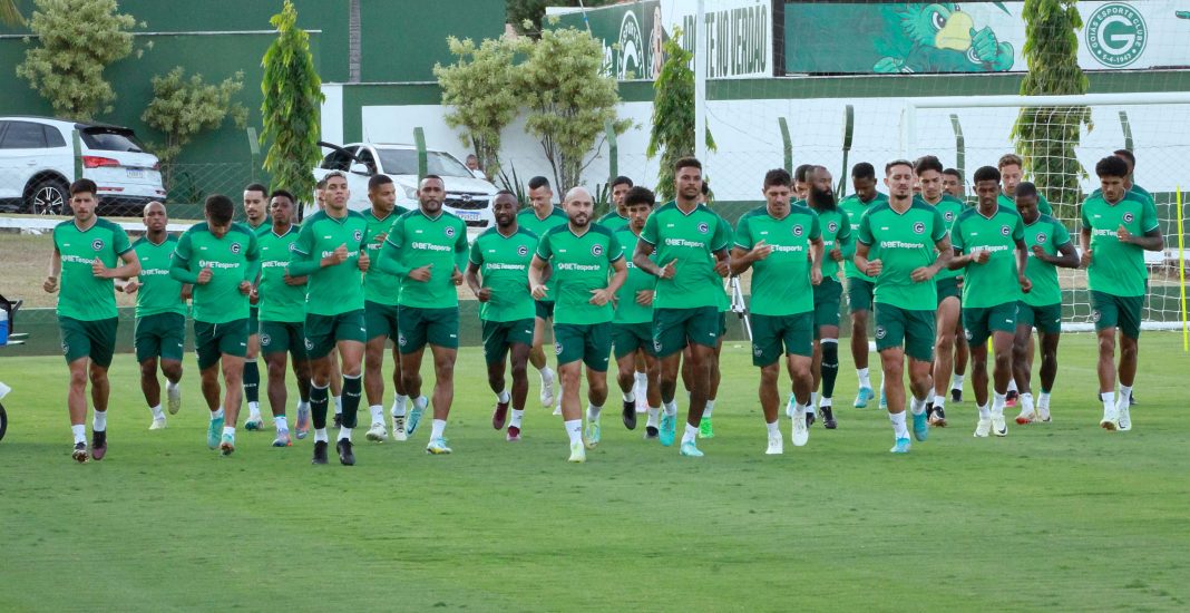 O elenco do Goiás se reapresentou para a sequência da Série B do Campeonato Brasileiro. O time esmeraldino finalizou a 8ª rodada da competição na liderança, objetivo traçado pelo clube e que terá como objetivo, permanecer na ponta da tabela. O técnico Márcio Zanardi, contou com a presença de quase todo o elenco na reapresentação. O zagueiro Messias e o Lateral Sander permaneceram na transição, já o zagueiro Lucas Ribeiro, suspenso, não viaja para Mirassol. Na reapresentação o trabalho foi voltado para a parte física, nos dias a seguir, os treinos táticos da comissão técnica deverão definir o time que vai a campo contra o Mirassol. O lateral Cristiano e o atacante Breno Herculano ficam à disposição após cumprirem suspensão. A bola rola pela 9ª rodada da Série B para Mirassol x Goiás, 11 de junhos às 19h no estádio José Maria Campos Maia em Mirassol-SP, valendo a liderança do Campeonato Brasileiro para o Goiás.