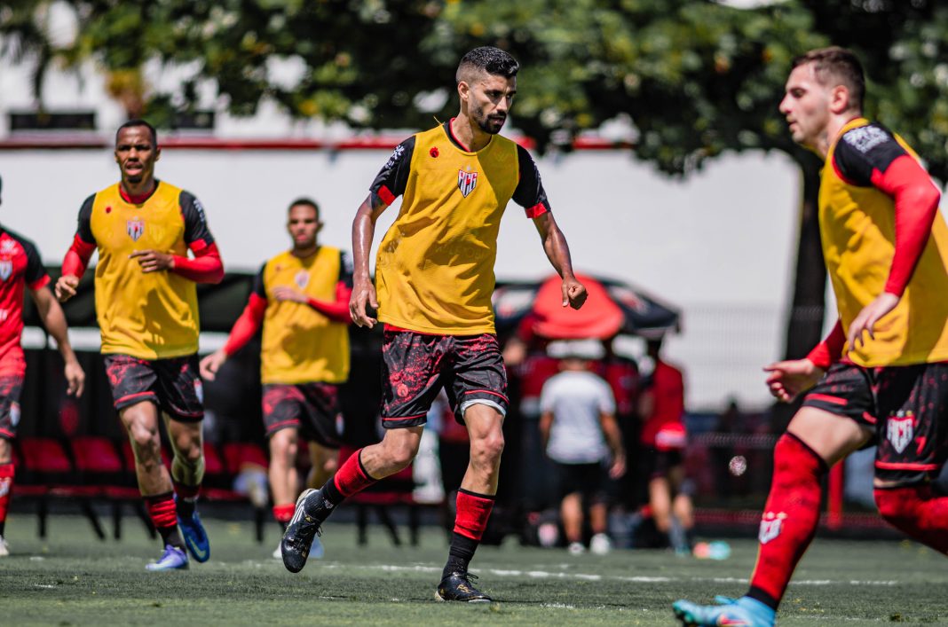 Jorginho treinando no CT do Dragão em 2022