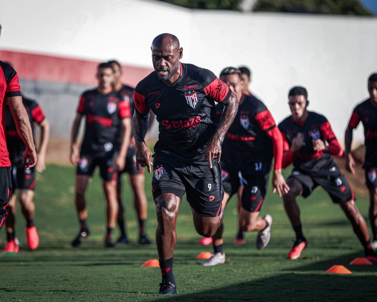 Vagner Love treinando no CT do Dragão