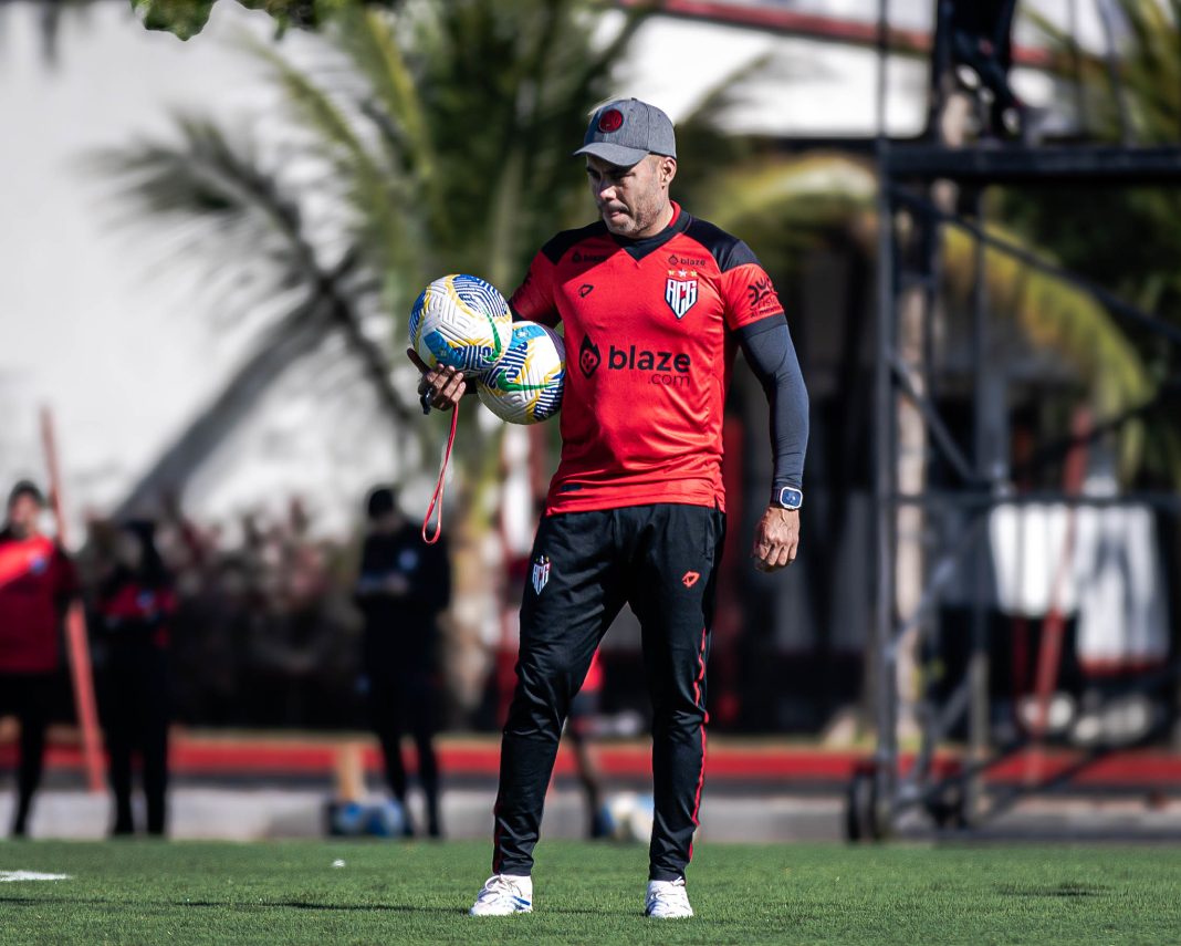 Jair Ventura comandando o treino no CT do Dragão