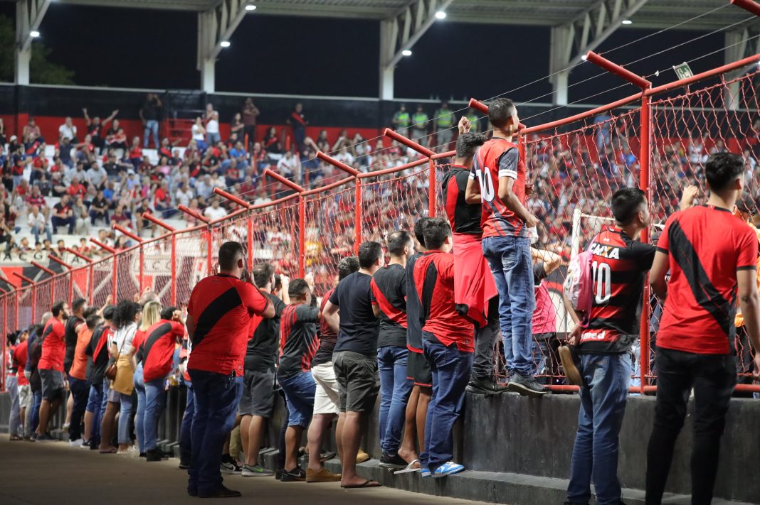 Torcedores do Atlético Goianiense no alambrado do Accioly