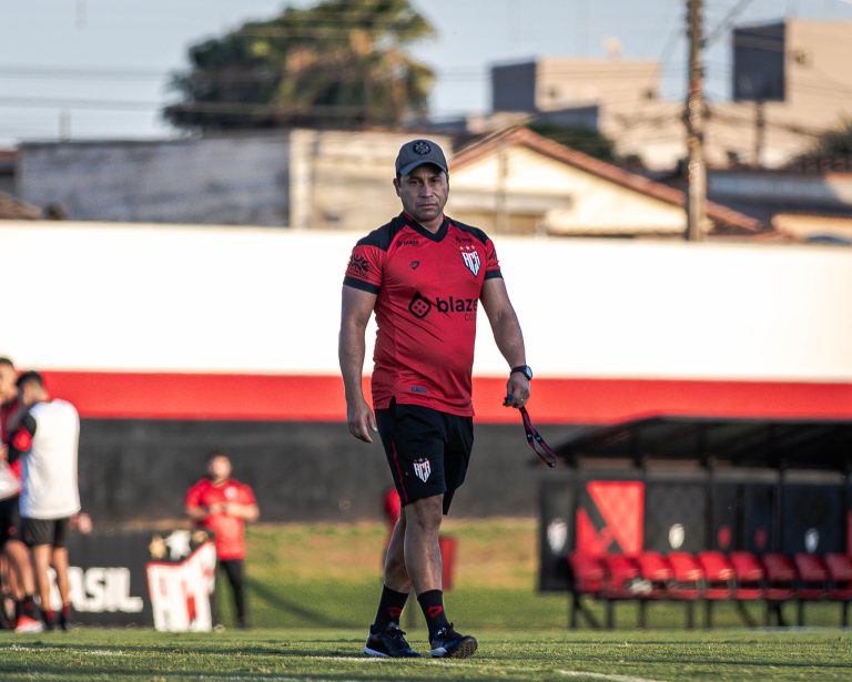 Anderson Gomes comandando treino no CT do Dragão