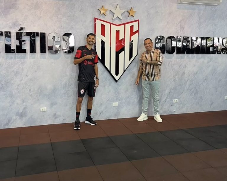 Jorginho ao lado do representante no CT do Dragão