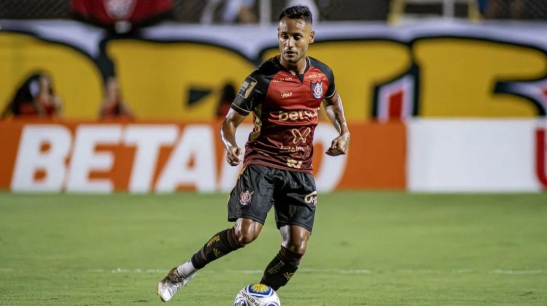 O atacante do Vitória foi criticado diretamente pelo técnico Thiago Carpini, que anunciou a saída do jogador na última rodada do Brasileirão.