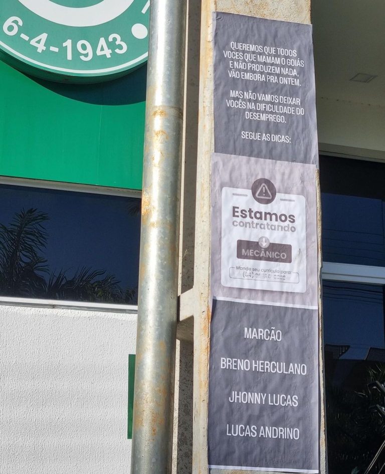 As torres de iluminação, nas imediações do estádio Hailé Pinheiro amanheceram com cartazes oferecendo vagas de emprego a jogadores do clube.