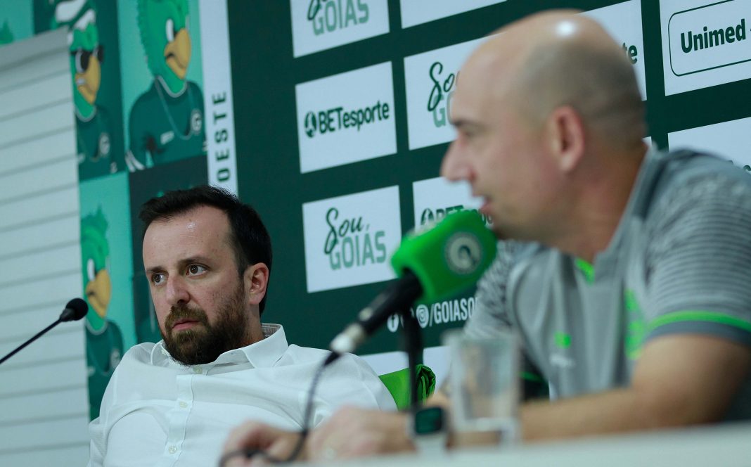 Diretoria do Goiás se prepara para a abertura da janela de transferências. Segundo o planejamento da diretoria de futebol, cinco a seis jogadores serão contratados pelo Goiás.