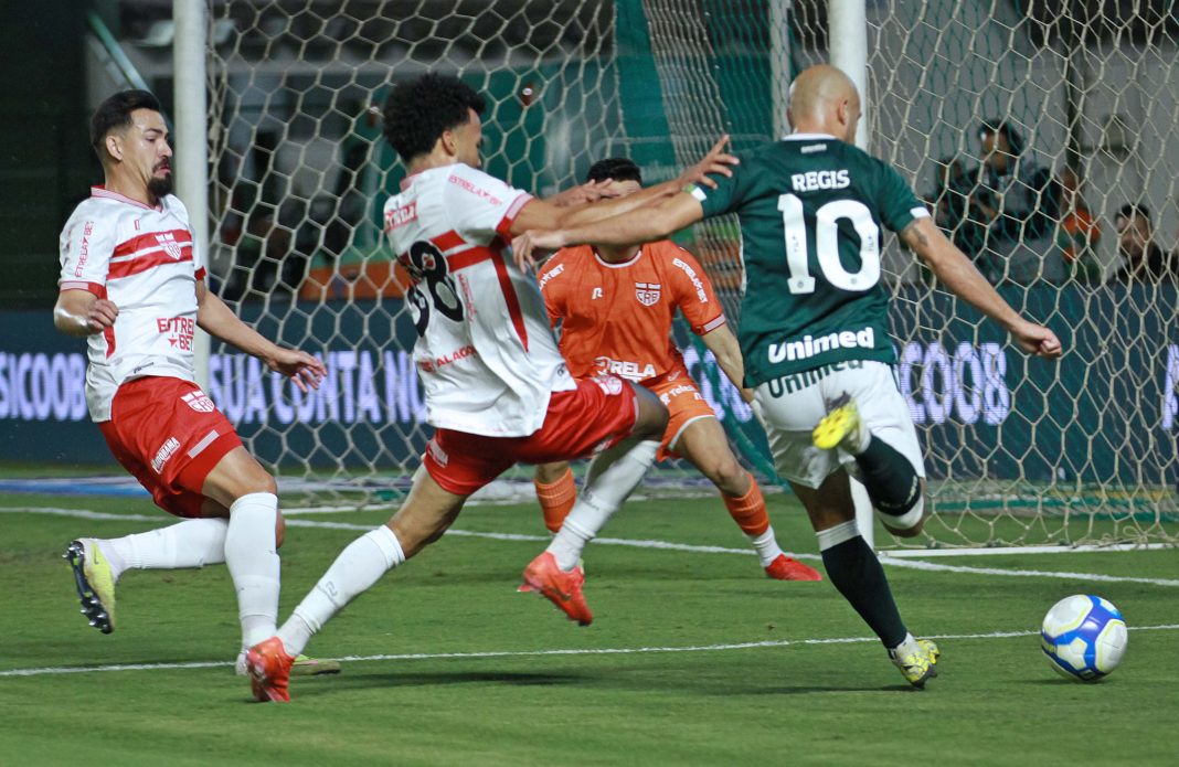 O Goiás perdeu mais uma chance de voltar ao G4 ao empatar com o CRB em 1 a 1. Paulo Baya marcou para o Goiás, enquanto Sander fez um gol contra para o CRB.