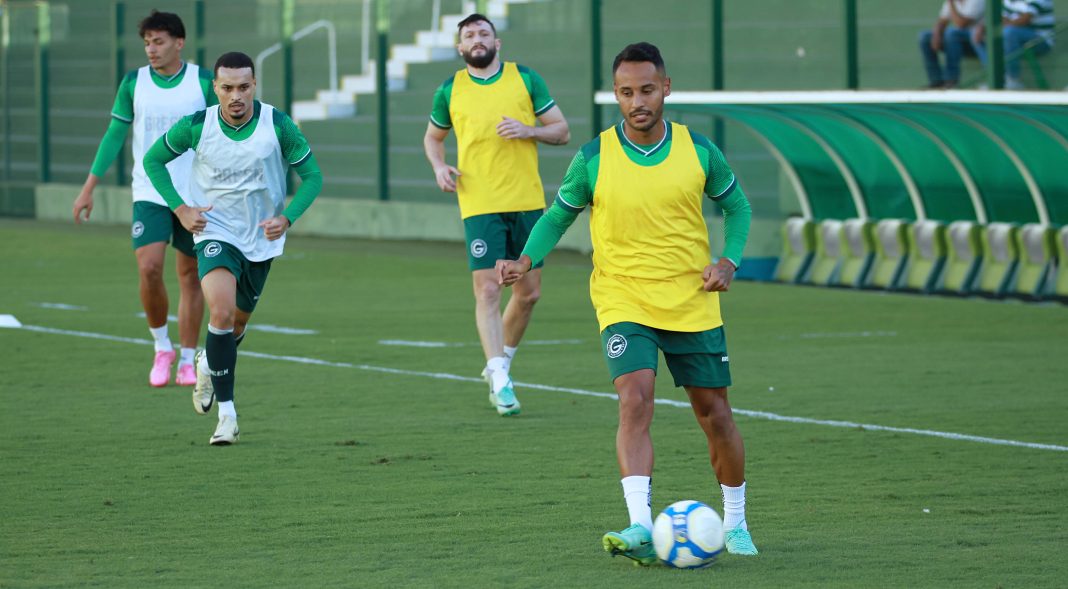 O Goiás entra em campo contra o CRB na 17ª rodada da Série B com quatro desfalques, incluindo David Braz e Edson Felipe. O técnico Márcio Zanardi finalizou a preparação da equipe no Estádio Hailé Pinheiro.