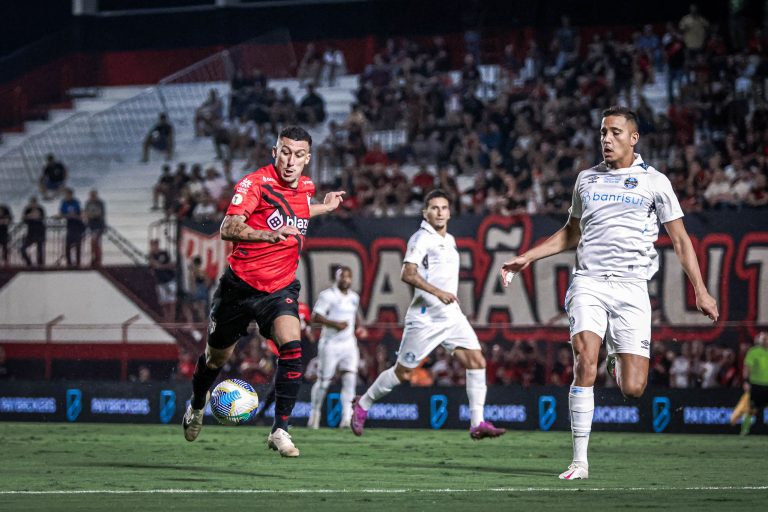 Gabriel Baralhas em ação contra o Grêmio