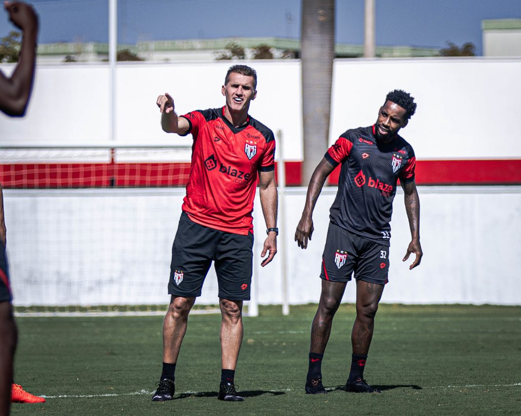 Vagner Mancini ao lado de Guilherme Romão no CT