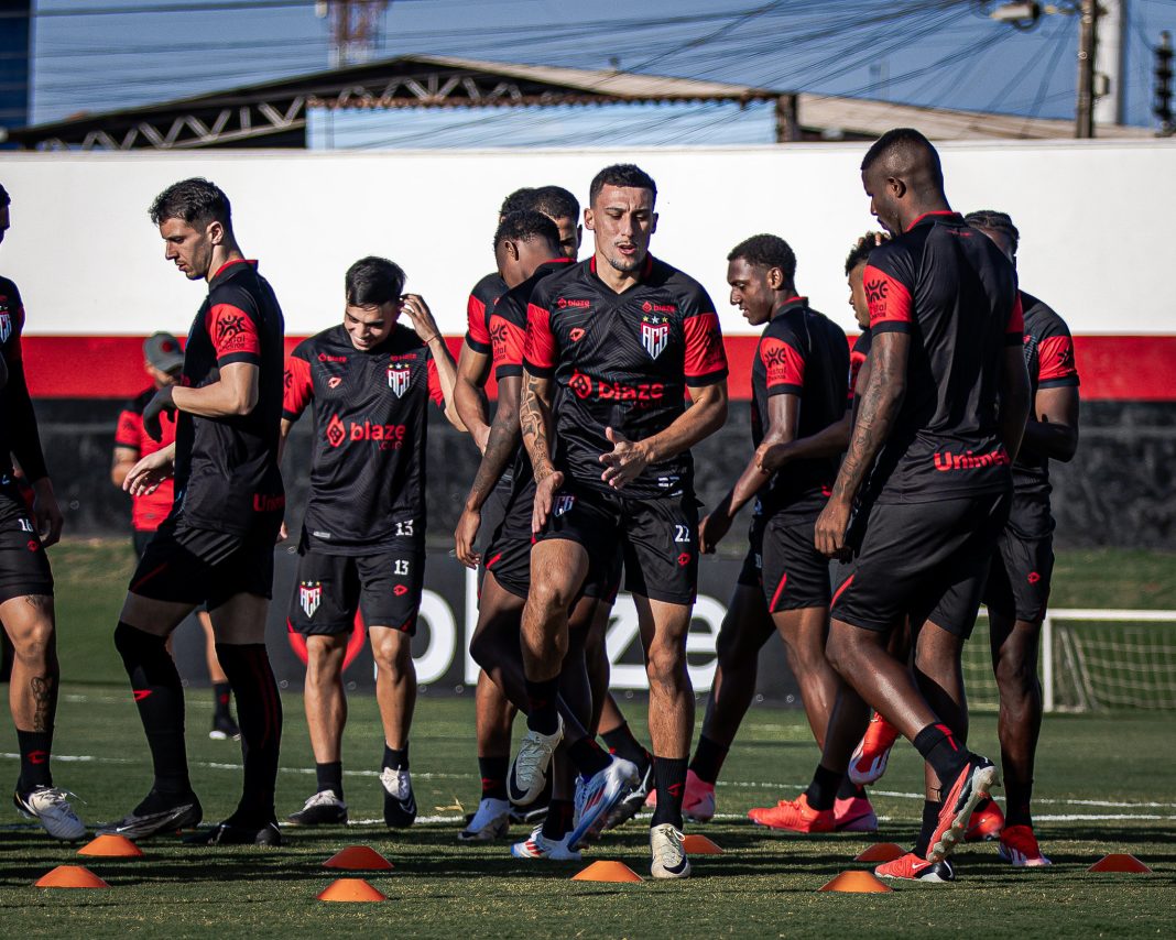 Jogadores treinando no CT do Dragão