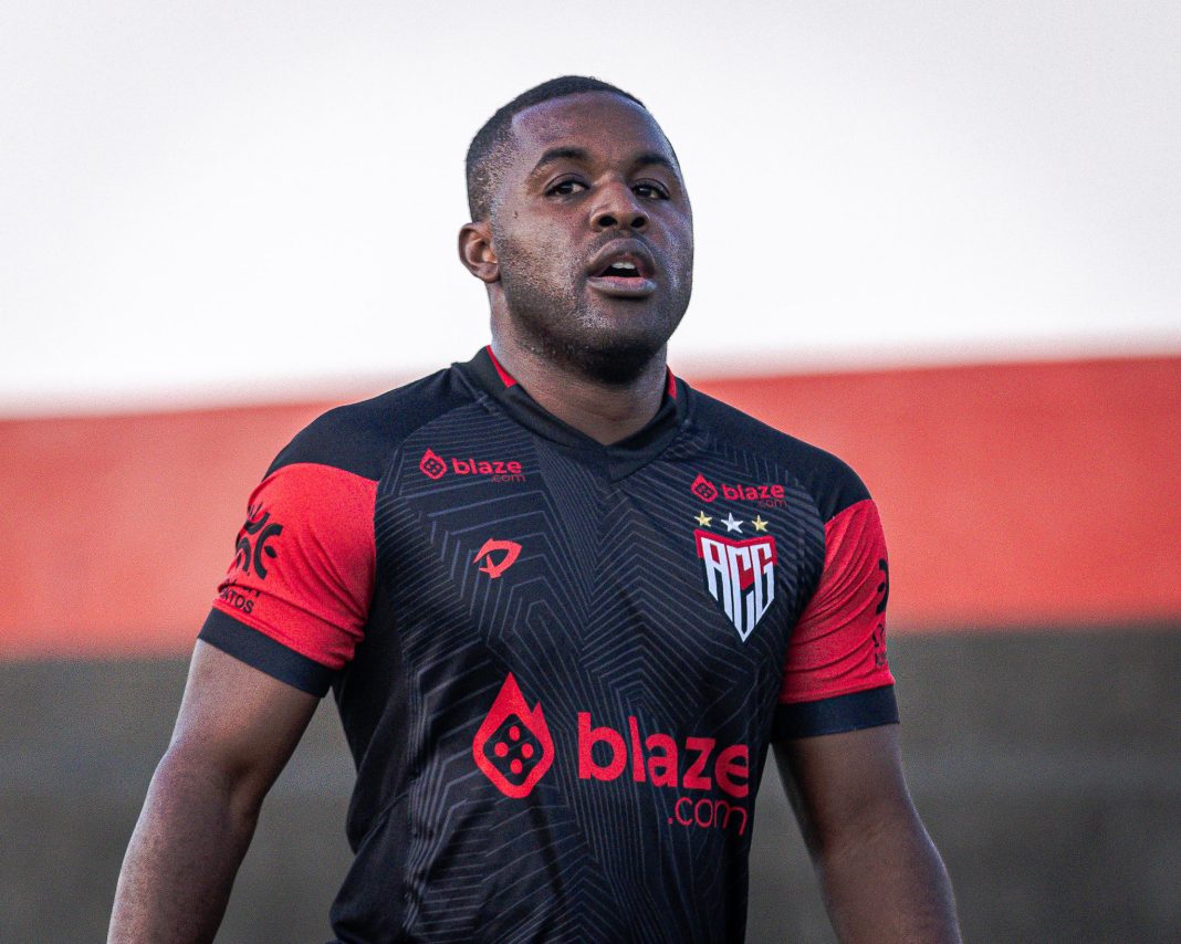 Joel Campbell treinando no CT do Dragão