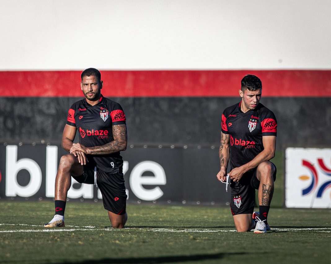 Gonzalo Freitas ao lado de Emiliano Rodriguez no CT do Dragão