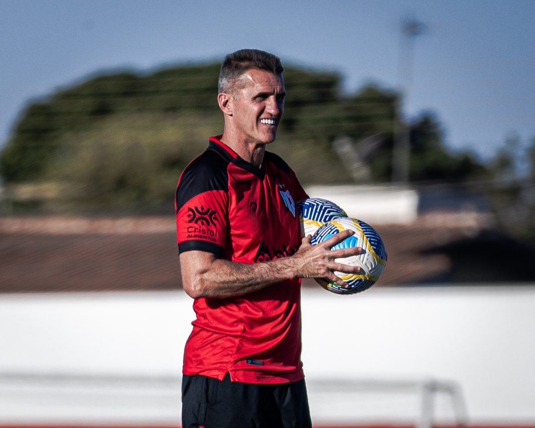 Vagner Mancini comandando treino no CT do Dragão