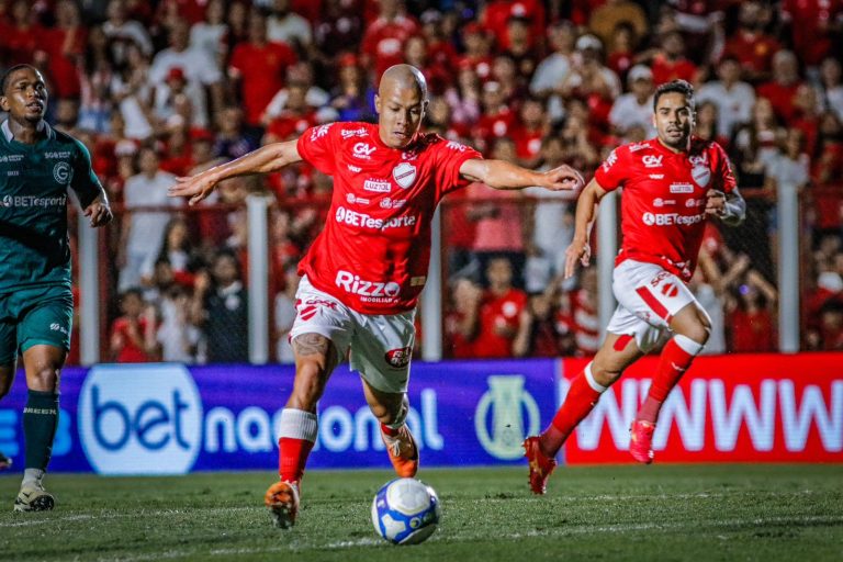 Após cumprirem suspensão, Cristiano e Rhuan voltam ao time do Vila Nova contra o Avaí