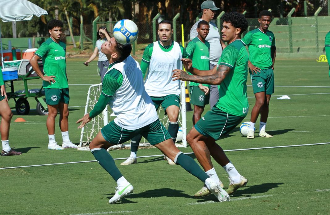 Jogadores do Goiás treinando