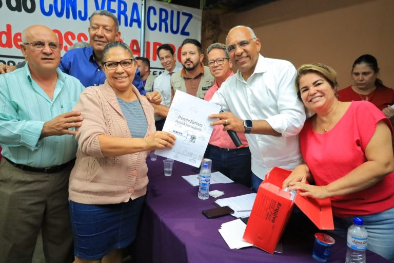 Prefeitura entrega escrituras de imóveis a moradores do Vera Cruz