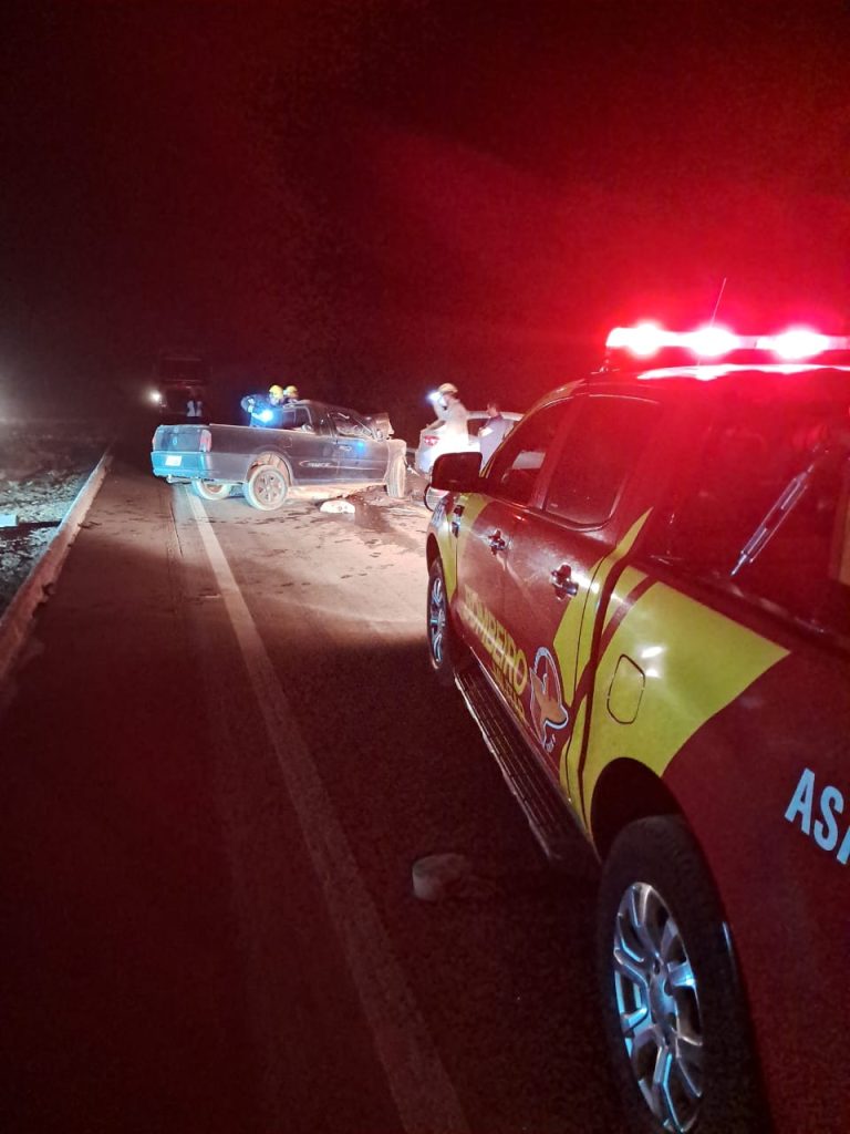 Motorista fica preso às ferragens em acidente na GO-184