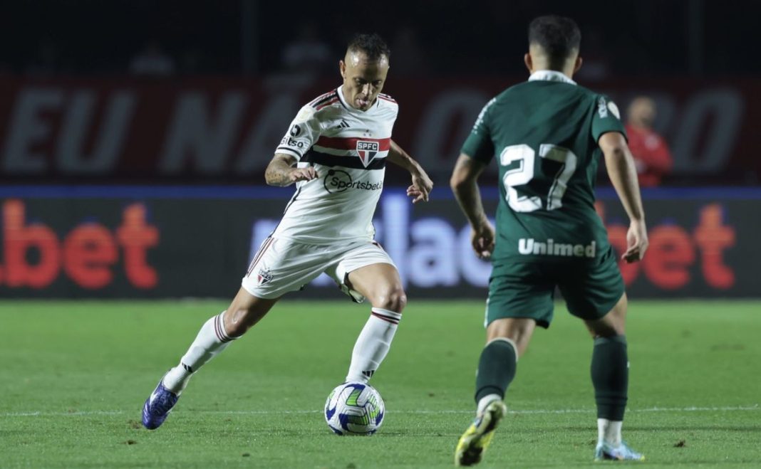 Na tarde da última segunda-feira, dia 29, o Goiás chegou a São Paulo para o primeiro duelo das oitavas de final da Copa do Brasil. A partida de abertura da fase eliminatória acontecerá no estádio do Morumbi, onde São Paulo e Goiás medirão forças.