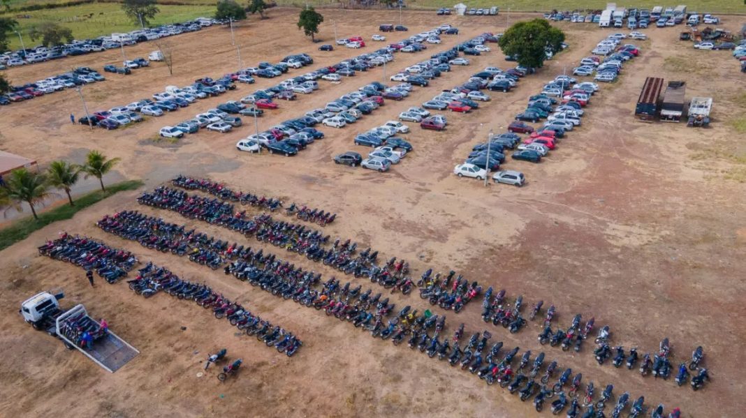 garagem do detran, carros sucateados