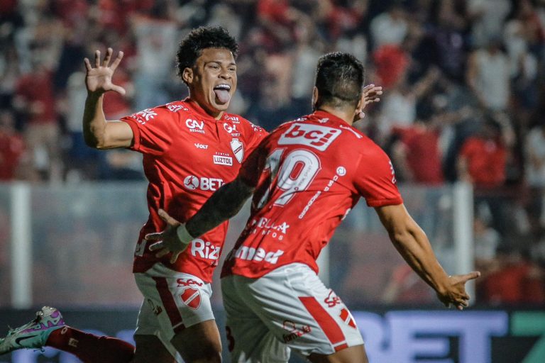 Com desfalques e sem contar com Davies, Vila Nova vai improvisar e mudar o time contra o Operário