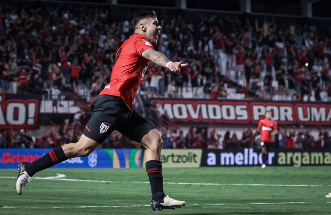 O Atlético Goianiense sofreu mais um revés nos minutos finais, desta vez pela Copa do Brasil, ao empatar em 1 a 1 com o Vasco da Gama. Emiliano Rodríguez marcou para o Dragão, enquanto Vegetti garantiu o empate para o time carioca.