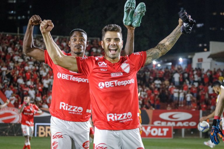 Vila Nova ganha seis reforços e Luizinho Lopes tem pela primeira vez elenco completo