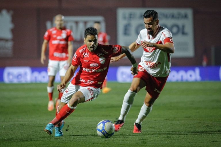 Rumo ao G-4: Vila Nova Enfrenta a Chapecoense em Partida Fundamental