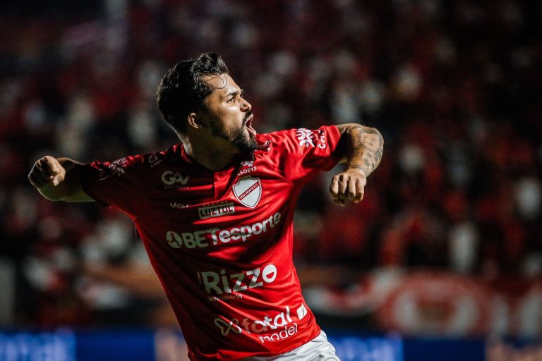 Artilheiro: A Ascenção de Alesson no Vila Nova e o melhor ano da carreira aos 25 anos