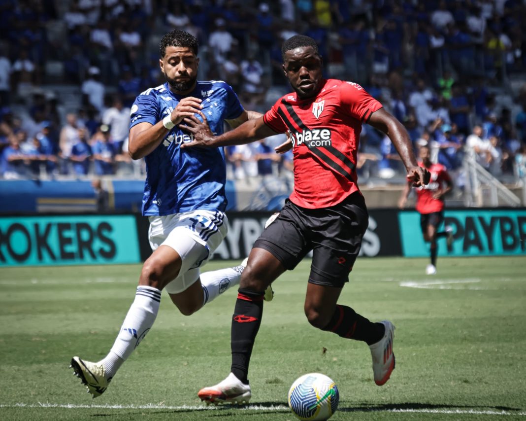 O Atlético foi derrotado novamente no Brasileirão na manhã do último domingo, 1º de setembro. No Mineirão, o Cruzeiro venceu o Dragão por 3 a 1. Com o resultado, o Atlético permanece na lanterna da competição.