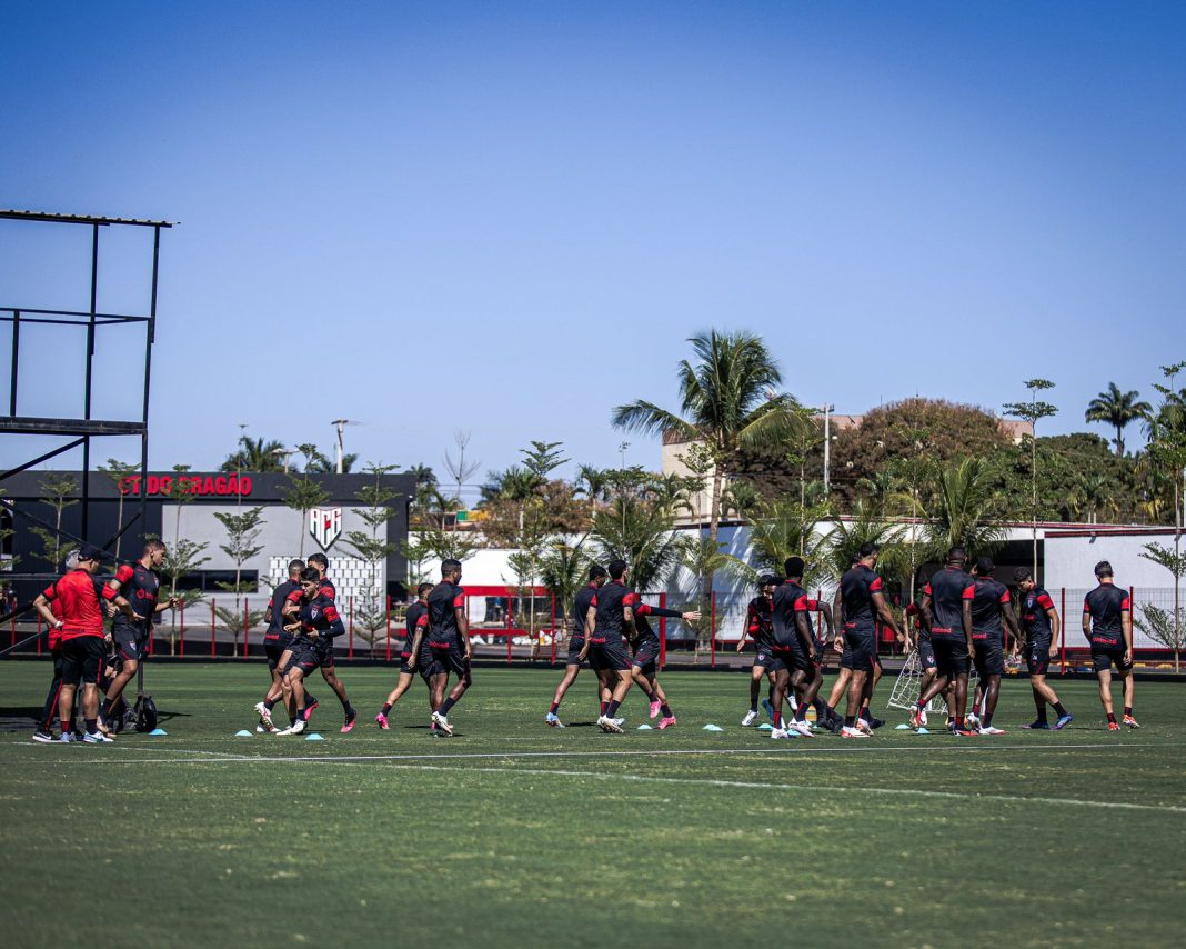 A janela de transferências do futebol nacional foi fechada na noite de ontem, 2, e o Atlético aproveitou para realizar mudanças significativas em seu elenco durante a temporada de 2024.