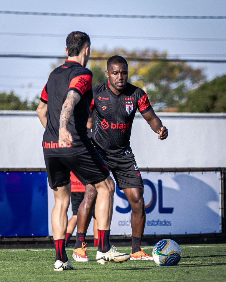 Umberto Louzer segue ainda sem definir um time titular para enfrentar o Vitória.