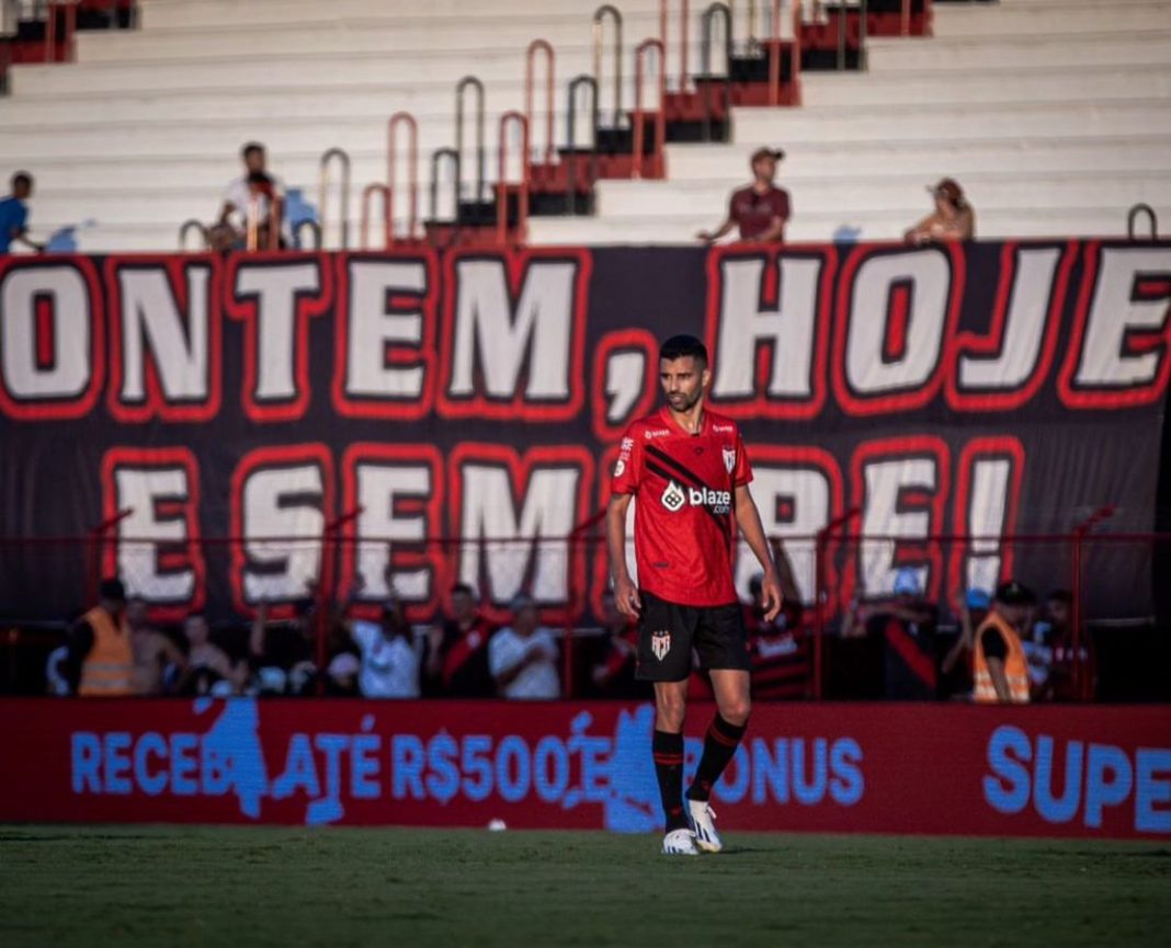 O meia Jorginho, jogador do Atlético, foi submetido a um procedimento cirúrgico para tratar uma lesão no tendão de Aquiles da perna direita. O atleta deverá ficar inativo por aproximadamente seis semanas.